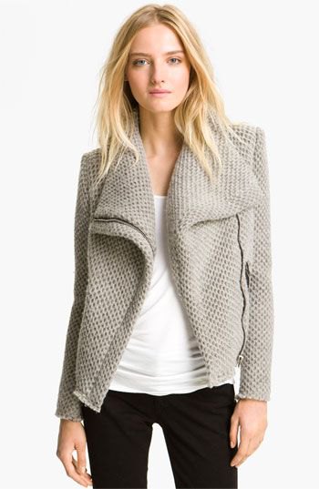 Light gray knitted blazer with a white top and black skinny jeans