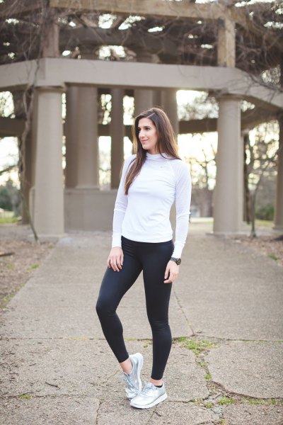 Light gray long-sleeved t-shirt with mock neck, black running pants and silver sneakers