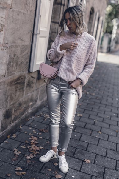 Light gray, ribbed sweater with a round neckline and silver skinny jeans