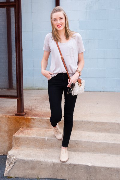 Light gray t-shirt with a scoop neckline, black skinny jeans and light yellow boots