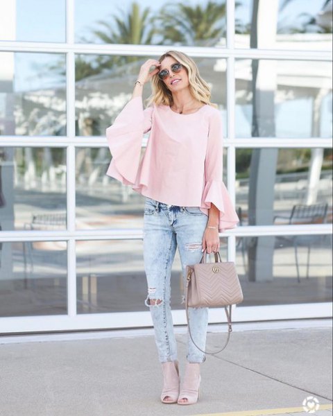 Light pink blouse with bell sleeves and slim fit jeans