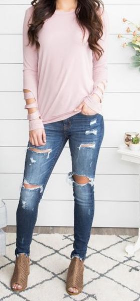 Light pink long-sleeved T-shirt with dark blue jeans and open toe boots