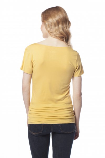 Light yellow, fitted t-shirt with dark blue skinny jeans
