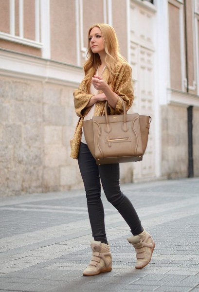 Light green cardigan with wide sleeves, skinny jeans and blushing wedge sneakers