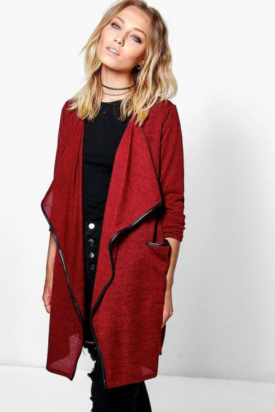 long red linen jacket with a black t-shirt with a round neckline and skinny jeans