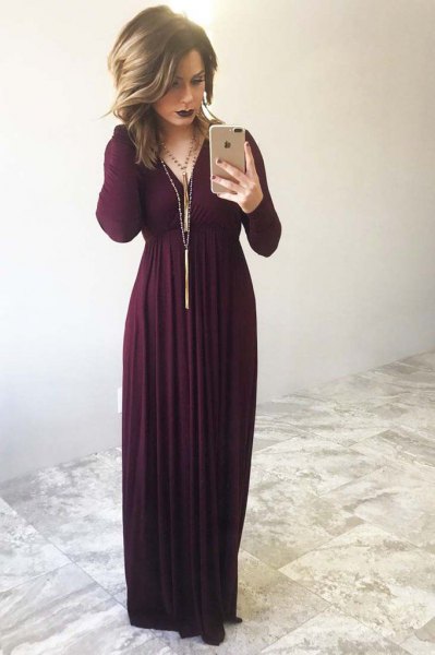 Long-sleeved maxi dress with a long fringed necklace