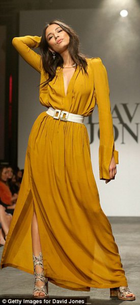 Long-sleeved mustard maxi dress with a white, wide belt