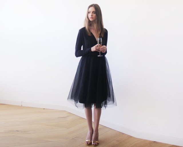long-sleeved tulle dress with a V-neckline and a loose fit