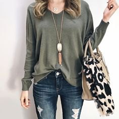 Long-sleeved V-neck top with a relaxed fit with ripped skinny jeans and a shopping bag with a zebra print