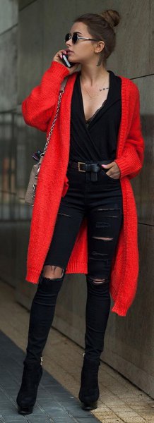 Longline cardigan with a black t-shirt with a deep V-neckline and ripped skinny jeans