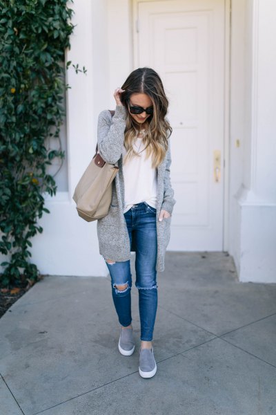 Cardigan with knitted sweater with blueline and gray slip-on platform sneakers