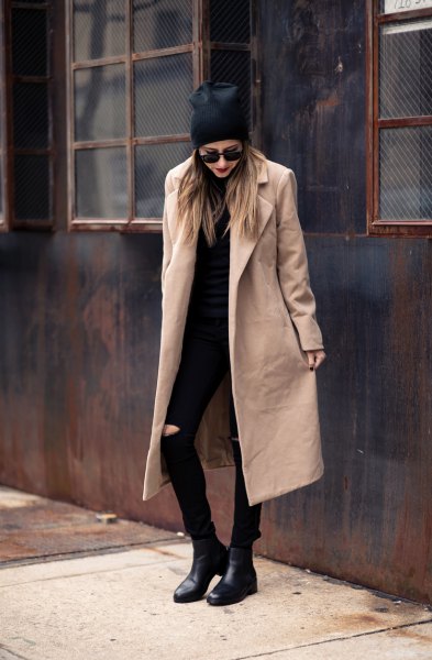 Longline wool coat with a completely black outfit