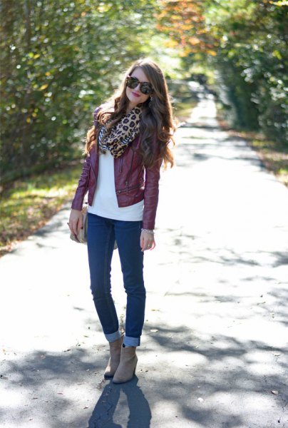 Maroon leather jacket with scarf with leopard print and skinny jeans with cuffs