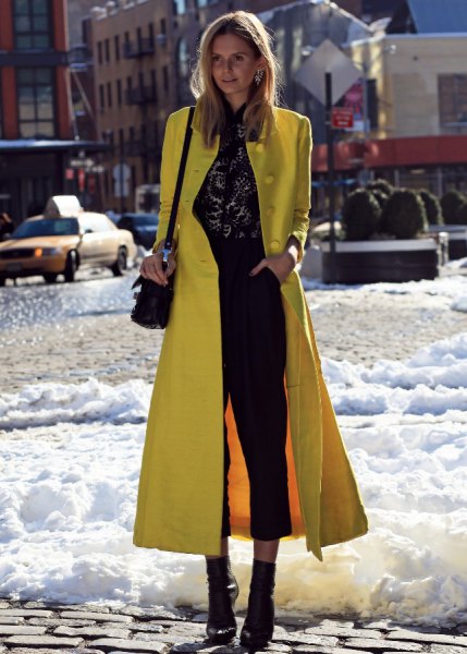 Maxi slim fit lemon wool coat with black, short jeans and boots