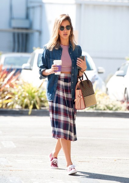 18 Celebrity Summer Outfit Ideas with Mid-Length Skirts - Styles .