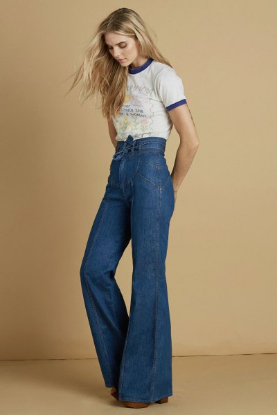 Mini print t-shirt with high waist and bell bottom jeans