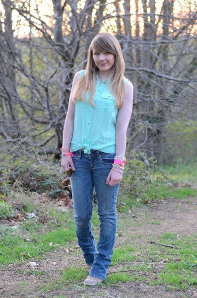 Knotted shirt with mint chiffon sleeves and slim fit jeans
