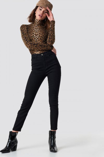 Mock-neck top with leopard print and high-waisted black skinny jeans