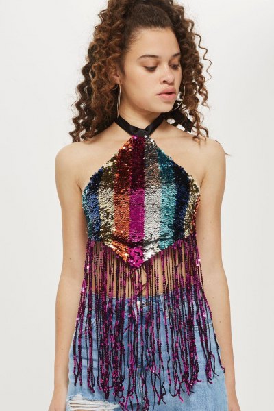 Multicolored top with sequin fringes and blue jeans