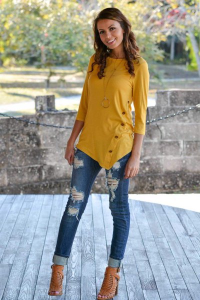 Mustard yellow three-quarter sleeve t-shirt with ripped jeans