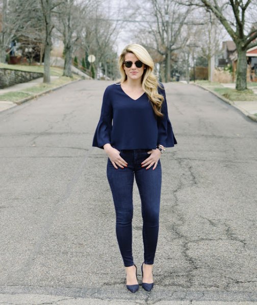 Dark blue top with bell sleeves and skinny jeans
