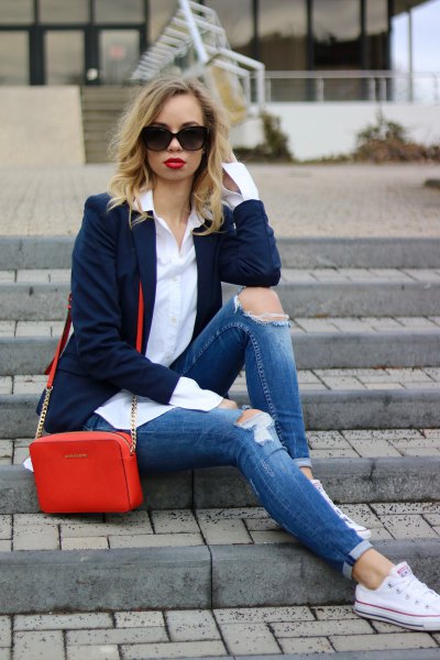 Dark blue blazer with slim fit jeans with cuffs and white sneakers