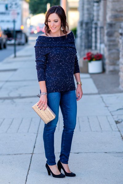 Dark blue sweater with a boat neckline and skinny jeans