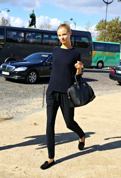 Dark blue, fitted sweater with black trousers with conical legs and black suede low shoes
