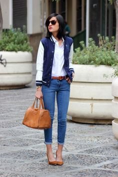 Dark blue jacket with white shirt with buttons and slim fit jeans with cuffs