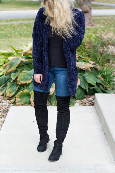 Dark blue, ribbed cardigan sweater with skinny jeans and overknee boots