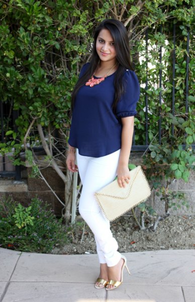 Dark blue short-sleeved blouse with a scoop neckline and white skinny jeans