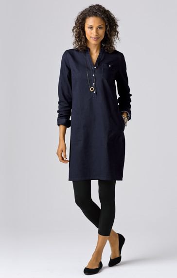 Dark blue tunic blouse with buttons and black, short-cut leggings