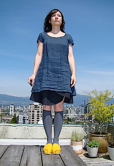 knee-length sheath dress made of dark blue linen, yellow shoes