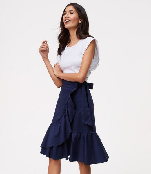 knee-length skirt with ruffles in navy blue