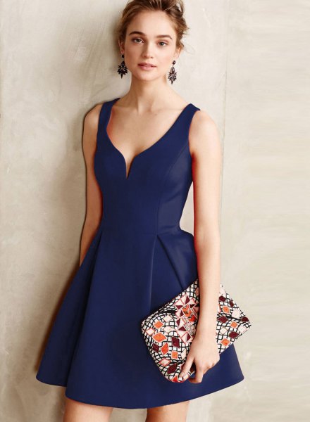 Dark blue mini dress with V-neck and flare with clutch with floral print