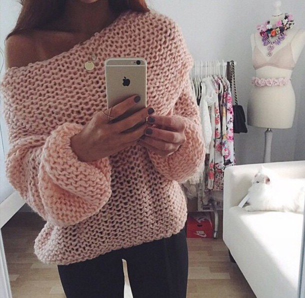 a pale pink chunky one shoulder sweater and black skinny jeans