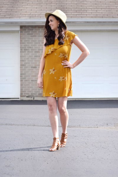 Mini dress with floral print and shoulder ruffles