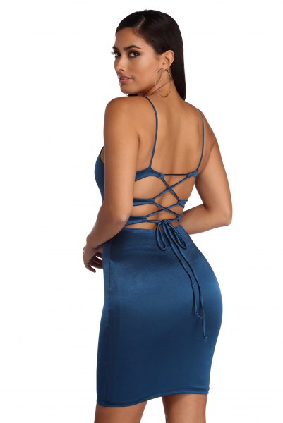Bodycon dark blue short dress with an open back and heels