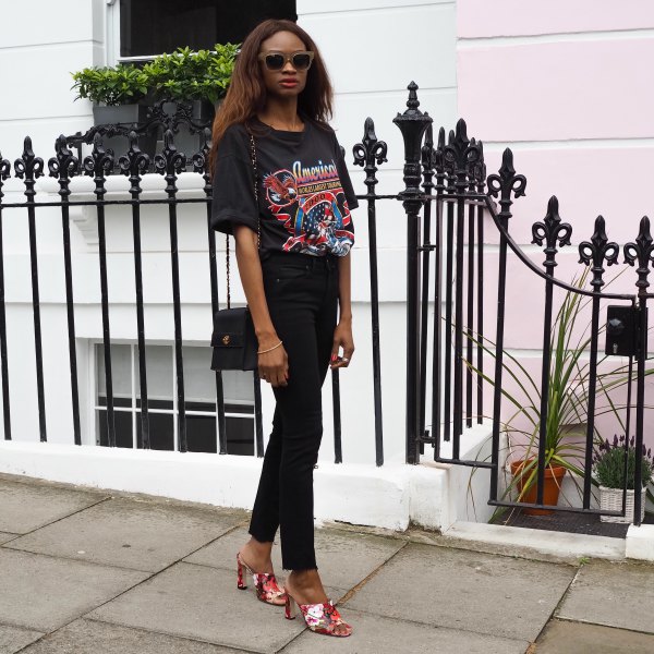 Oversize print t-shirt with black, slim-fit jeans