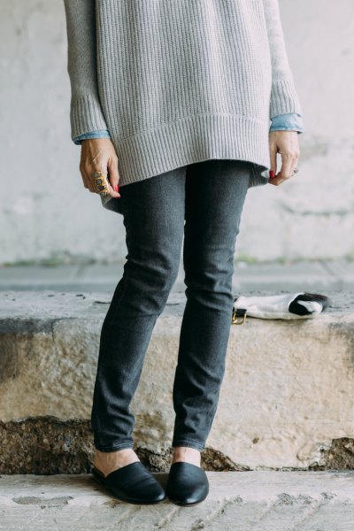 Oversized ribbed sweater with gray skinny jeans