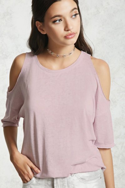 Light pink t-shirt with a cold shoulder neckline and white skinny jeans