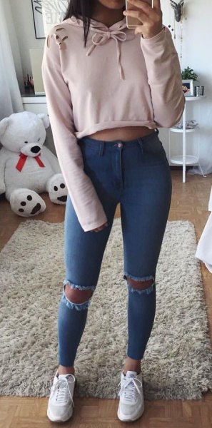 Light pink, cropped pullover hoodie with ripped skinny jeans