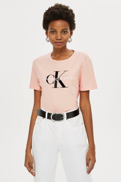 Light pink fitted graphic t-shirt with white straight leg jeans
