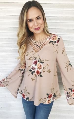 Light pink blouse with a floral pattern and skinny jeans