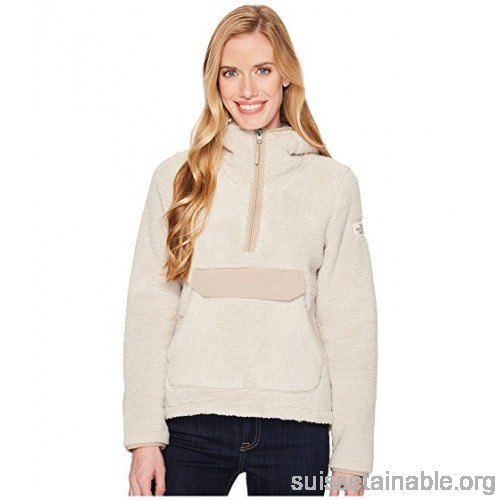 Light pink fleece sweater with north zip and dark blue skinny jeans