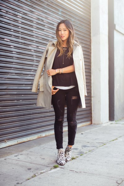 Light pink longline blazer with black skinny jeans and boots with leopard print