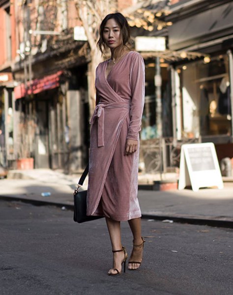 light pink wrap dress made of midi velvet with black briefcase and heels