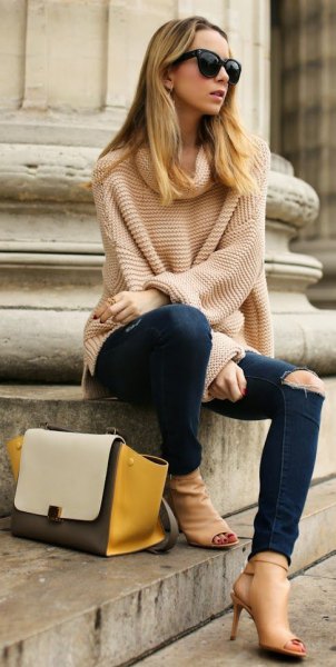 Light pink oversized knitted sweater with ripped dark jeans