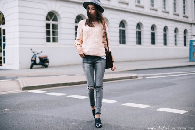 Light pink ribbed sweater with a black felt hat and gray skinny jeans