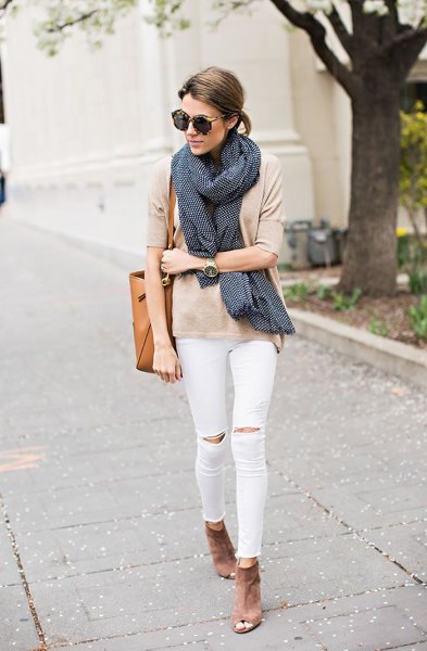 Light pink t-shirt with black scarf and white knee jeans